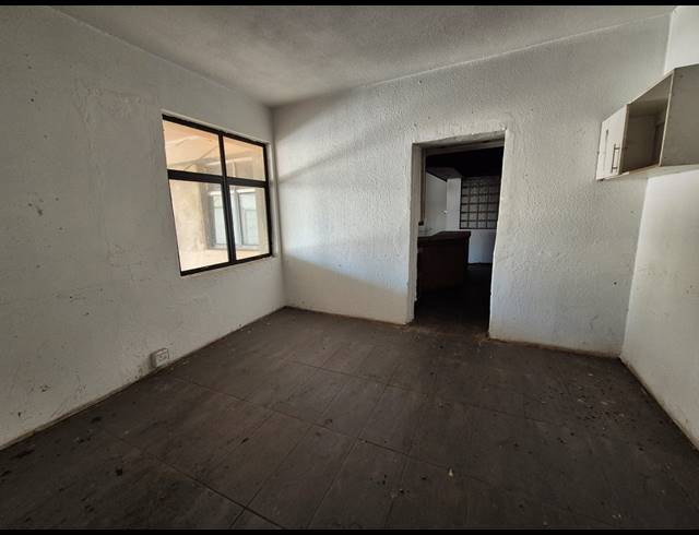 1,000M² WAREHOUSE FOR SALE IN KNIGHTS